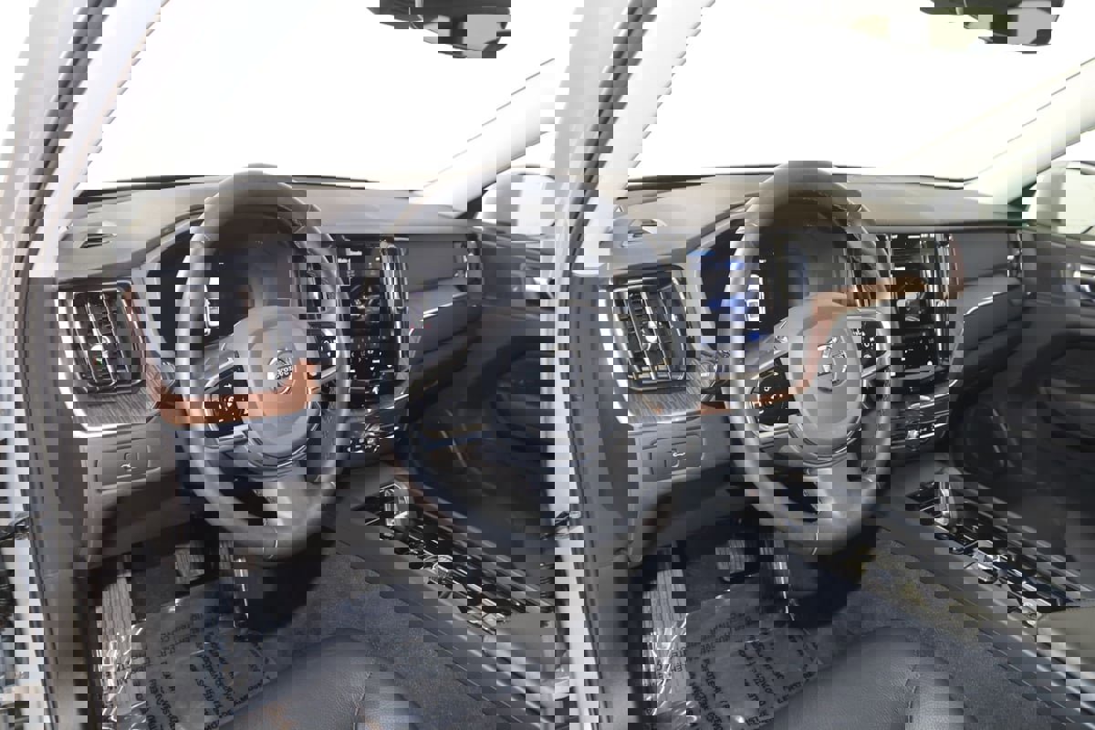 Used 2023 Volvo XC60 B5 Plus image 26