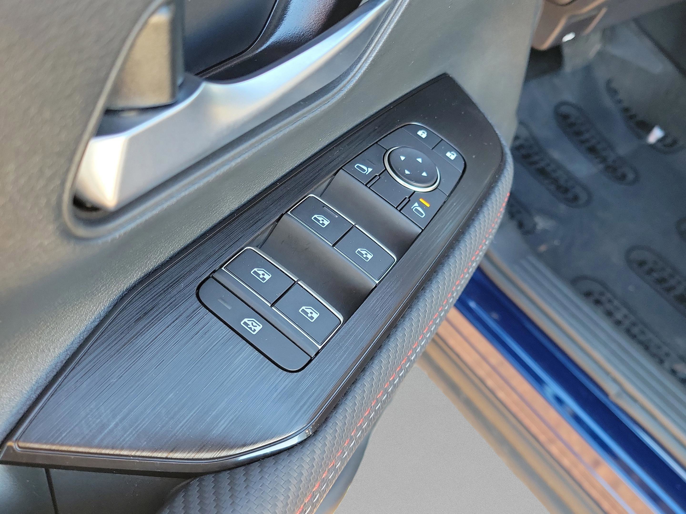 Certified 2025 Nissan Kicks SR image 17
