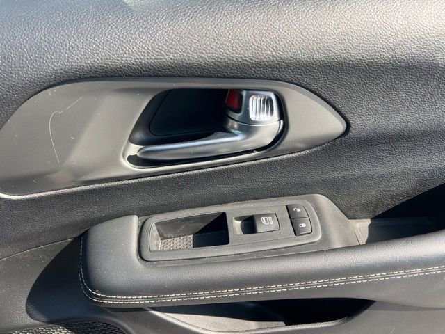 Used 2025 Chrysler Pacifica Select image 34