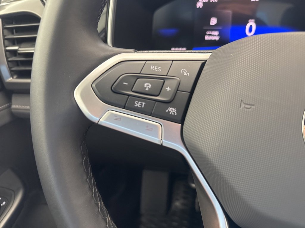 Certified 2025 Volkswagen Taos SE image 16