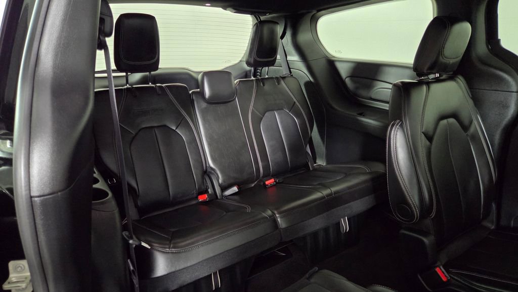 Used 2025 Chrysler Pacifica Select image 34