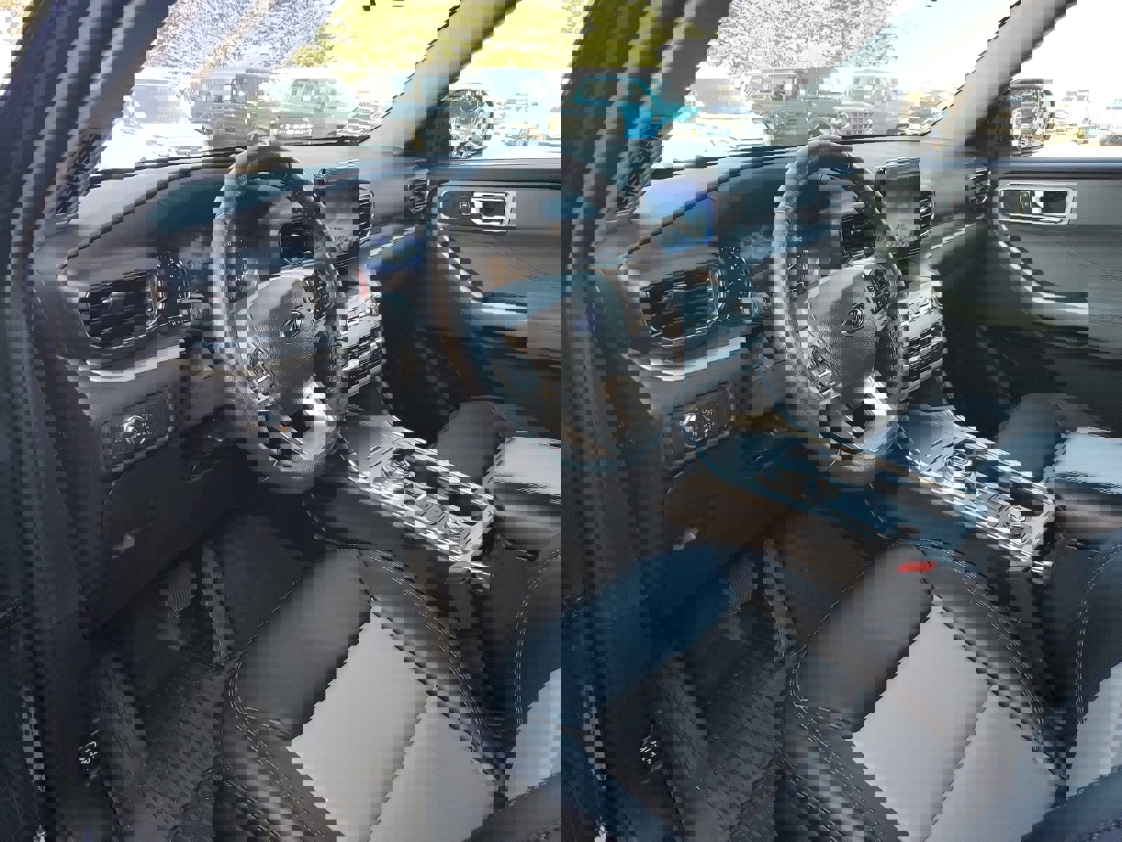 Used 2022 Ford Explorer XLT w/ Equipment Group 202A image 7