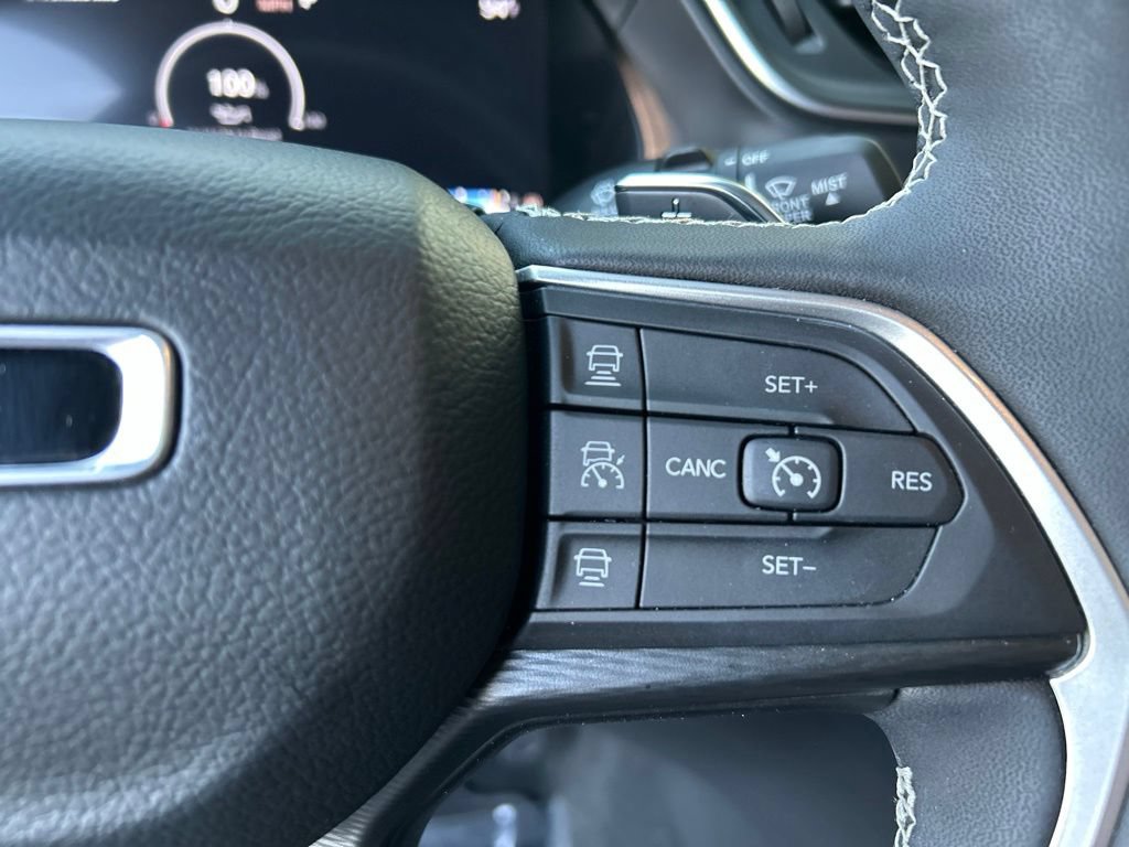 Used 2025 Jeep Grand Cherokee Altitude AWD/4WD image 17