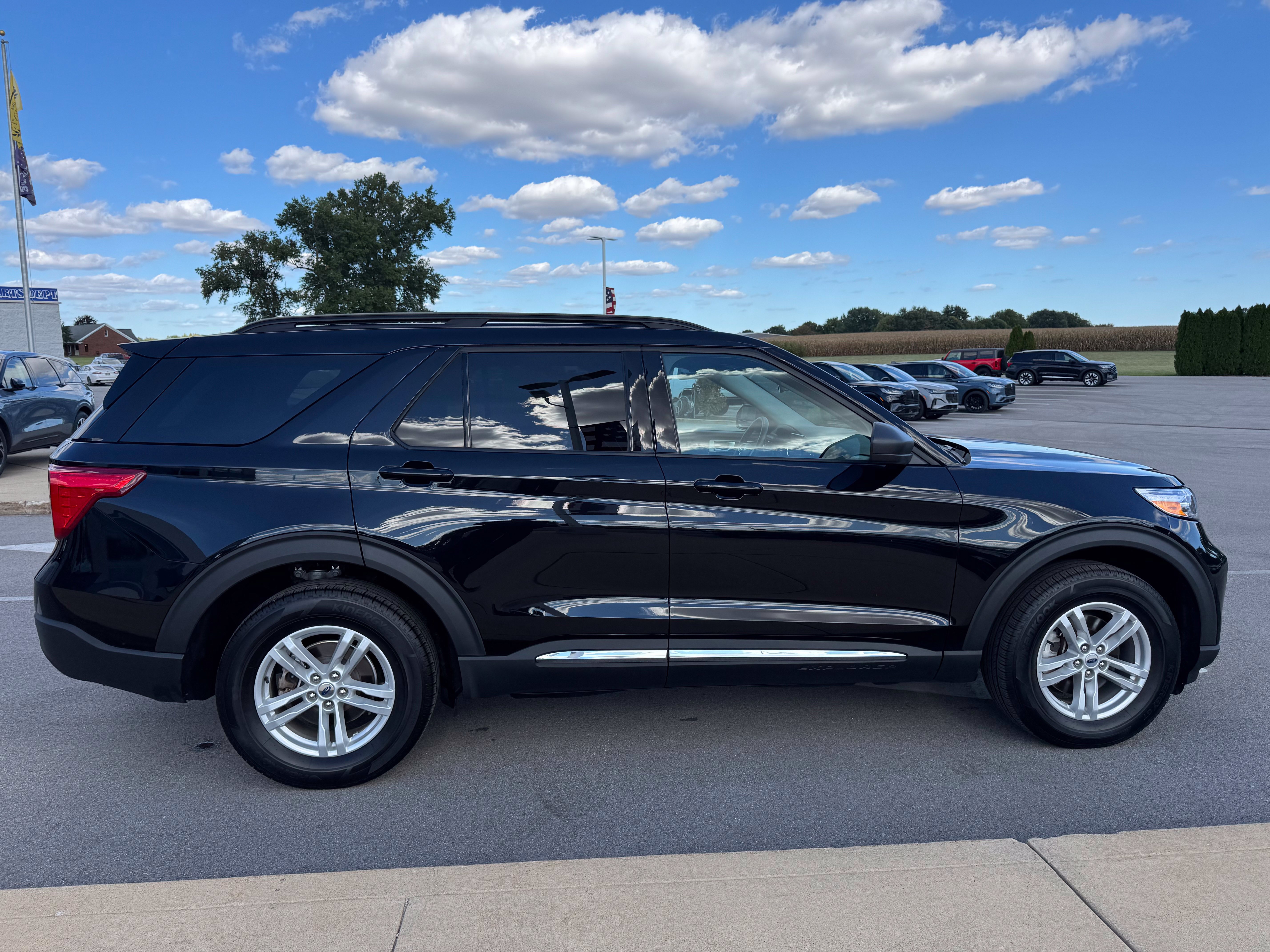 Used 2024 Ford Explorer XLT w/ Equipment Group 202A AWD/4WD image 8