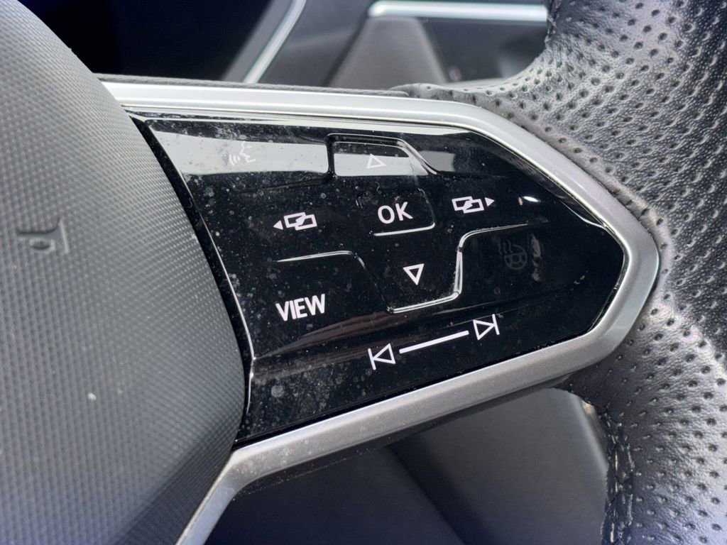 Certified 2022 Volkswagen Tiguan SE R-Line image 16