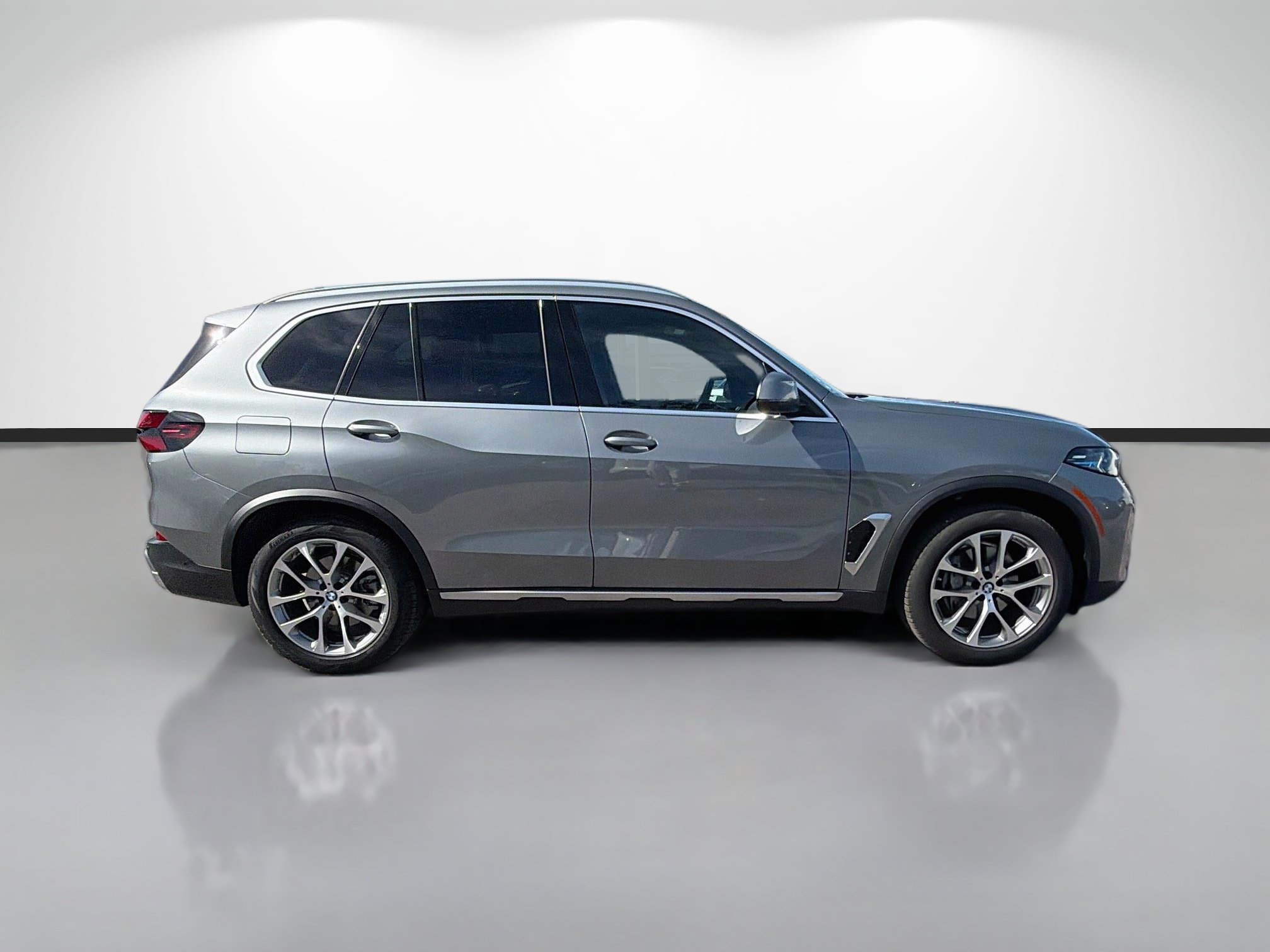 Used 2026 BMW X5 xDrive40i w/ Parking Assistance Package AWD/4WD image 2