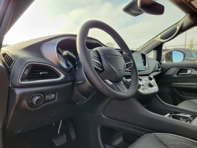 New 2027 Chrysler Pacifica Limited FWD image 9