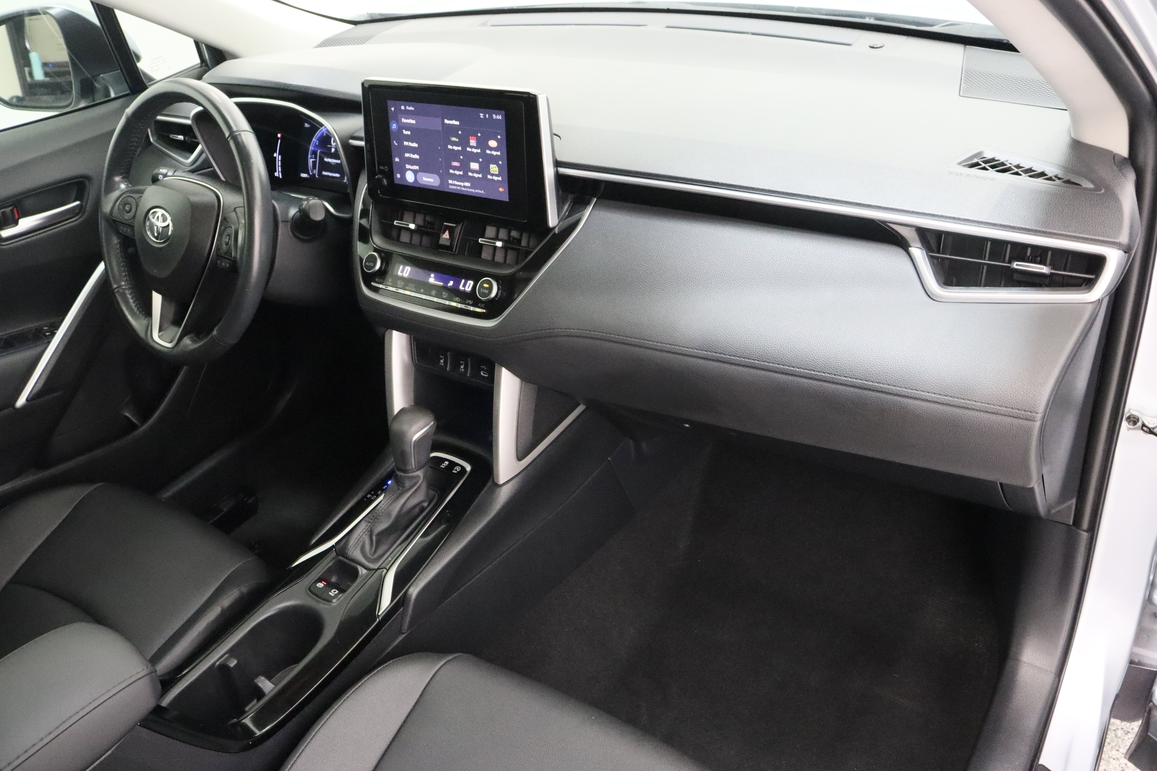 Used 2023 Toyota Corolla Cross XLE w/ Convenience Package FWD image 39