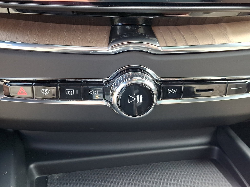 New 2027 Volvo XC60 B5 Plus AWD/4WD image 13