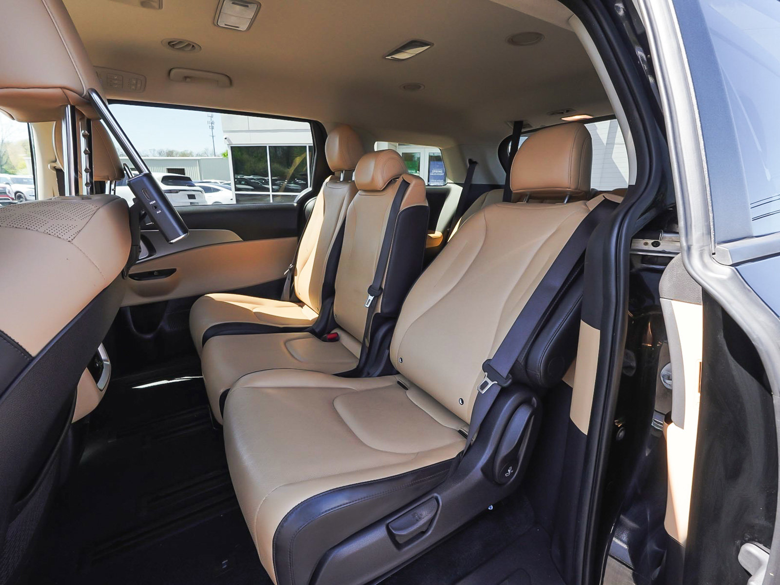 Used 2022 Kia Carnival LX FWD image 32