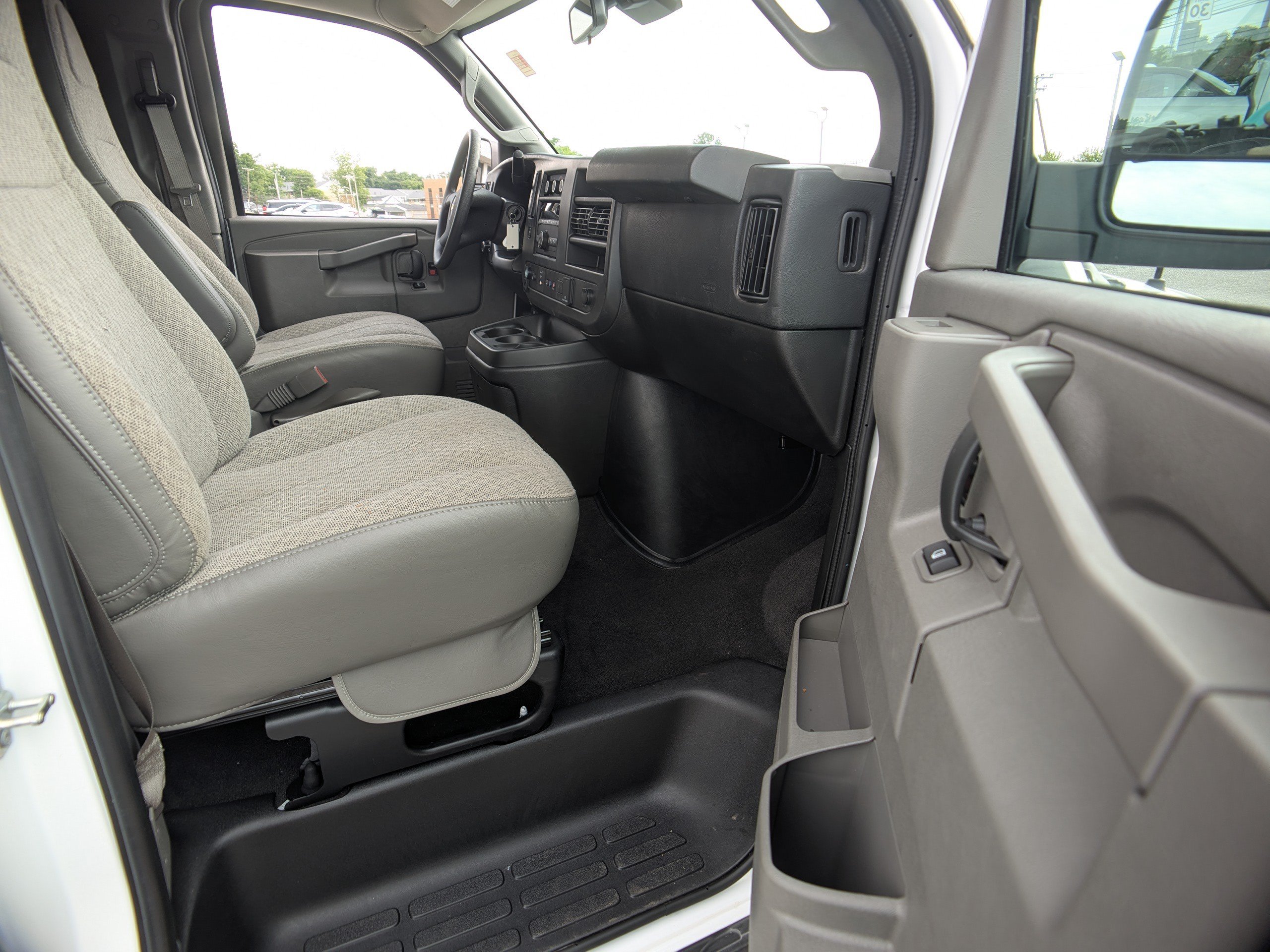 Used 2025 Chevrolet Express 3500 LT w/ LT Preferred Equipment Group RWD image 12