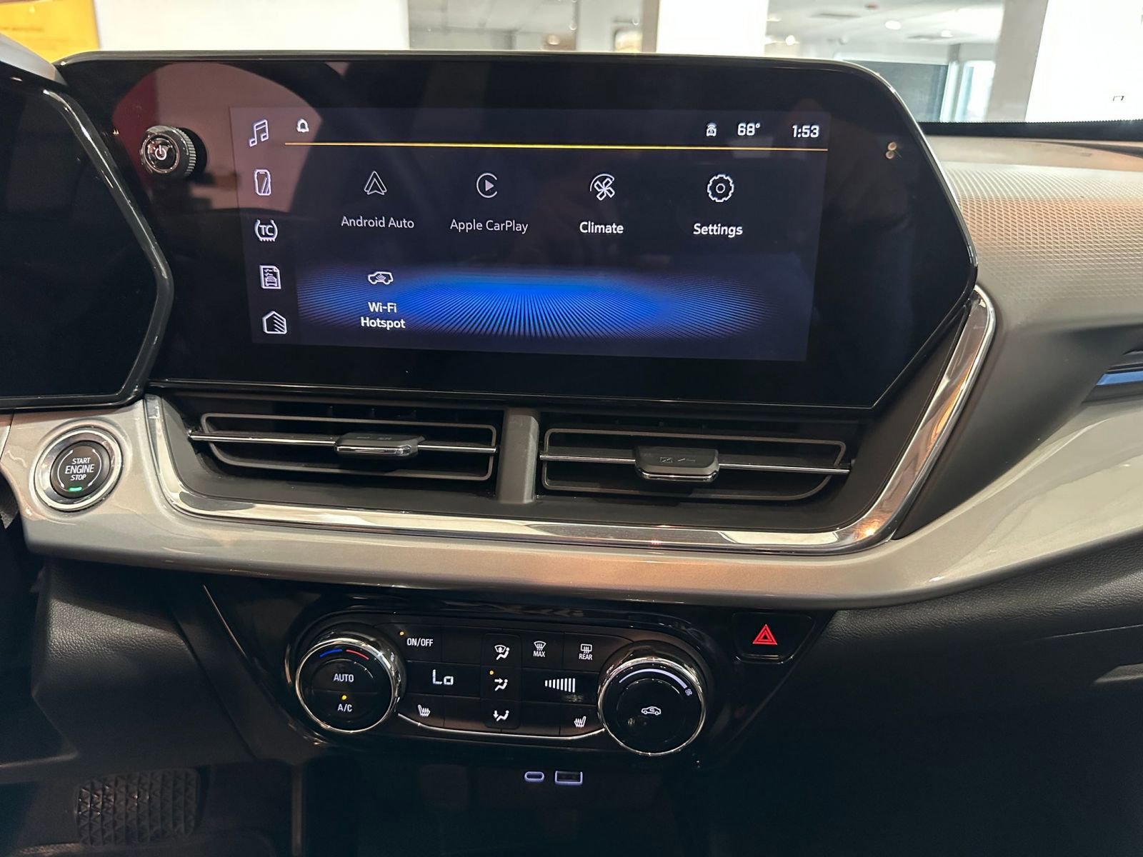 Used 2025 Chevrolet Trax LT w/ LT Convenience Package image 17