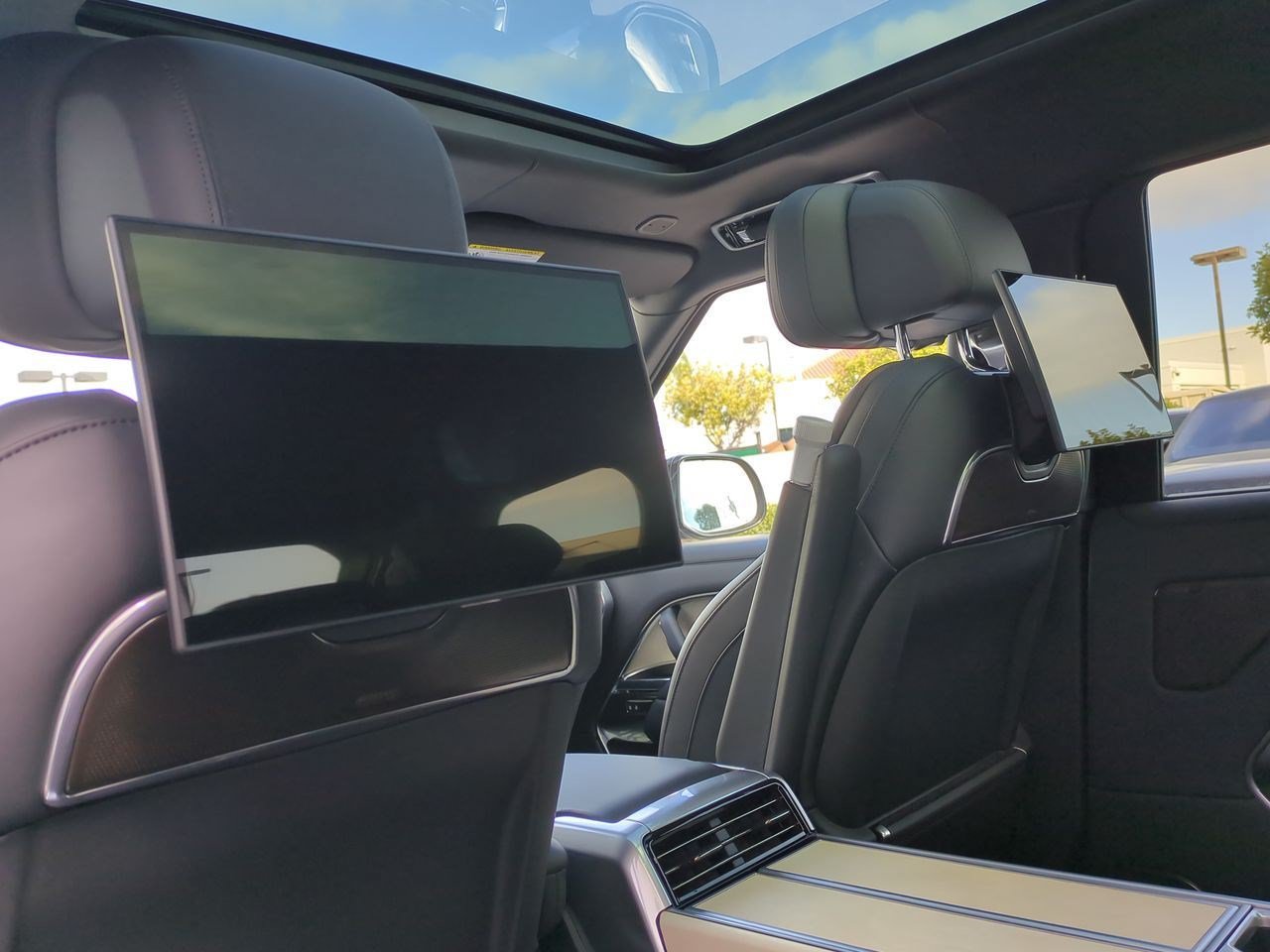 New 2025 Land Rover Range Rover SV AWD/4WD image 22