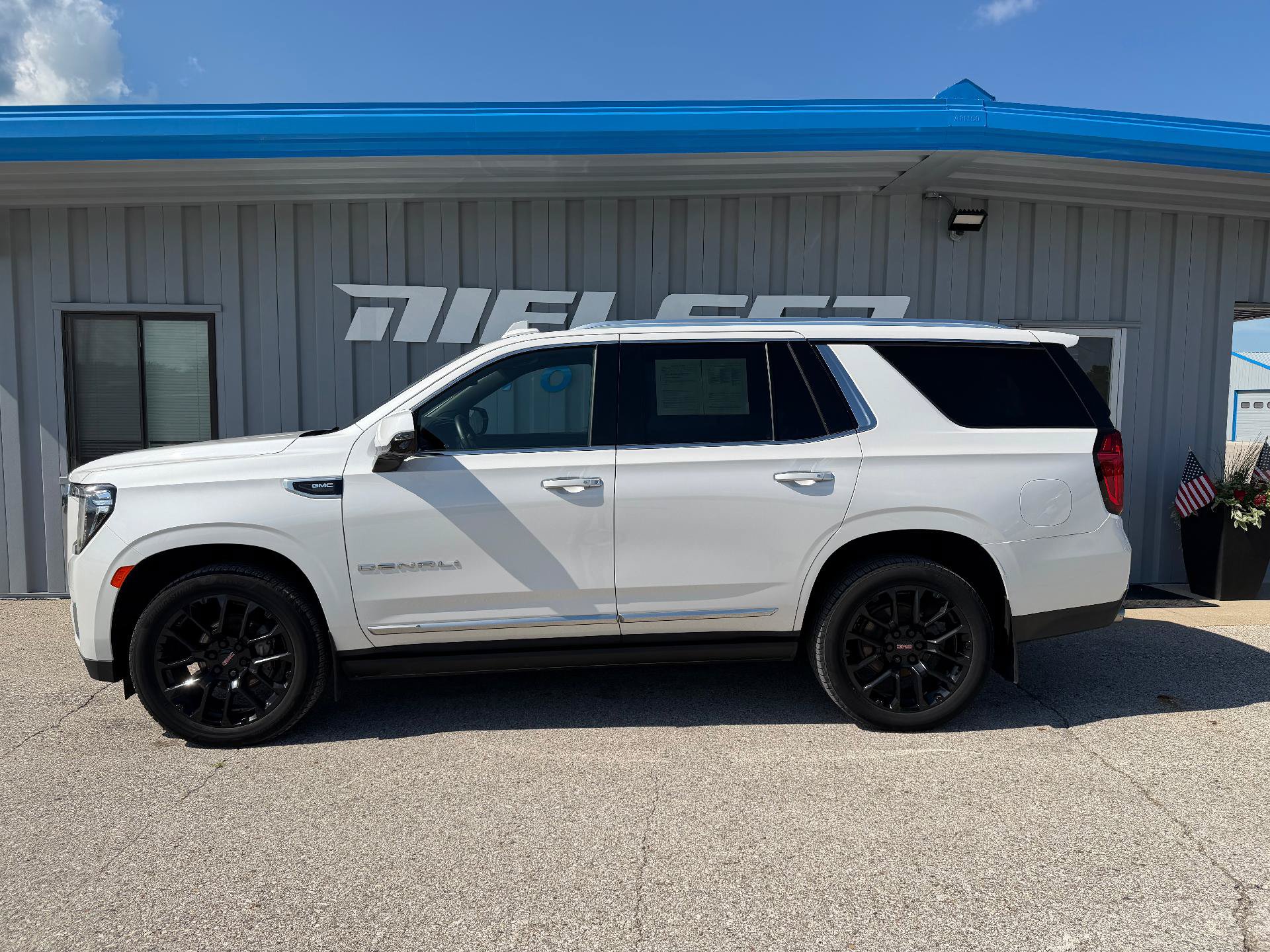 Used 2022 GMC Yukon Denali AWD/4WD image 1