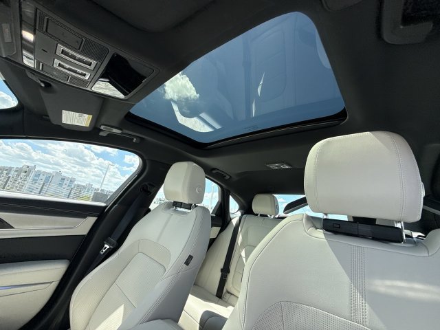 Used 2024 Jaguar XF R-Dynamic SE RWD image 22