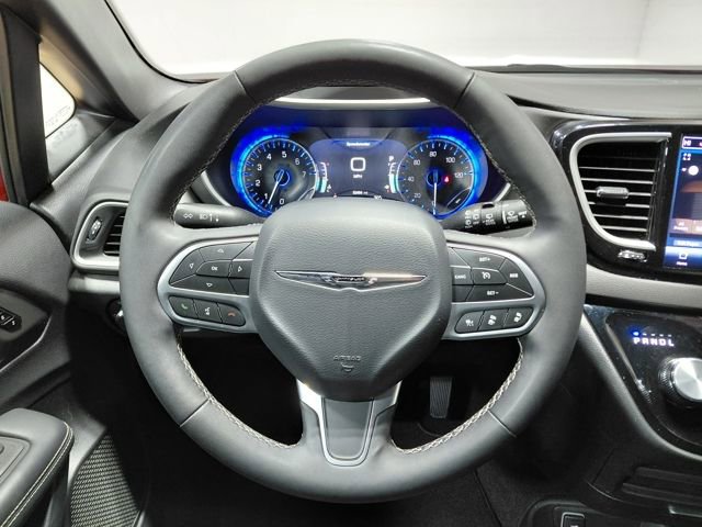 Used 2025 Chrysler Pacifica Select image 28