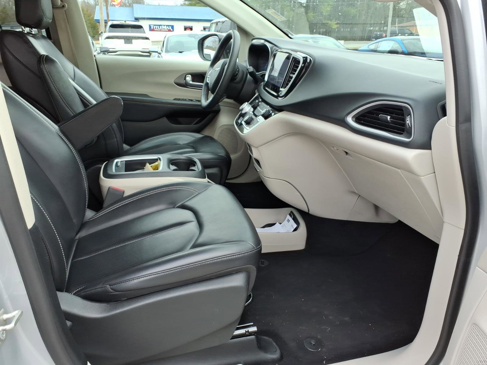 Used 2023 Chrysler Pacifica Touring-L image 8