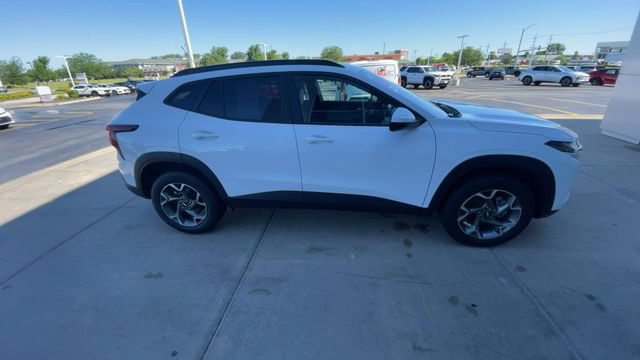 Used 2025 Chevrolet Trax LT FWD image 3