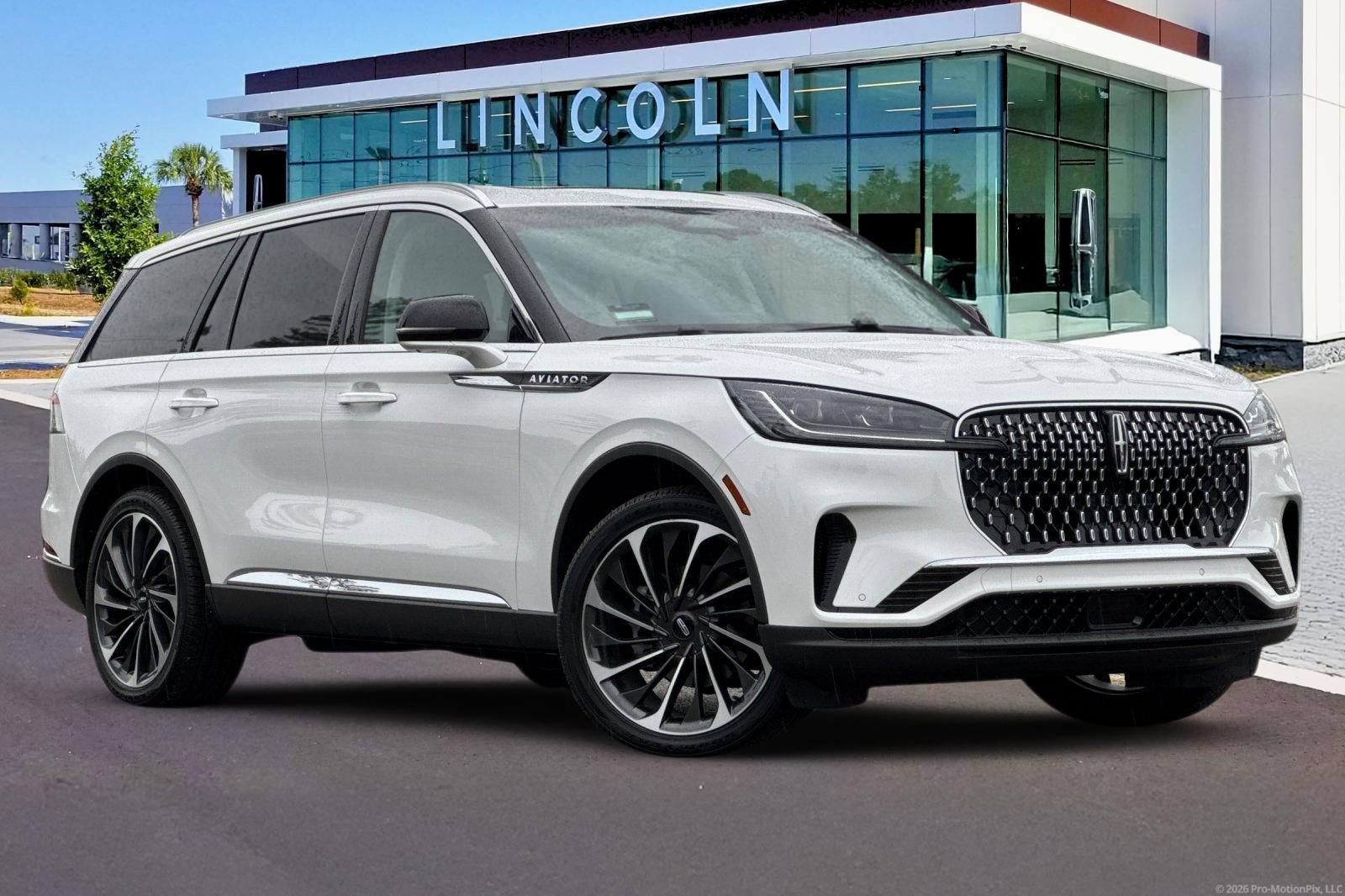 Used 2025 Lincoln Aviator Reserve w/ Luxury Package image 2