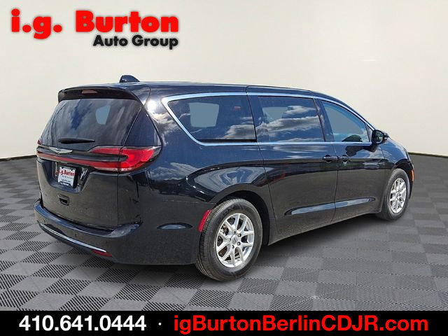 Used 2024 Chrysler Pacifica Touring-L FWD image 6