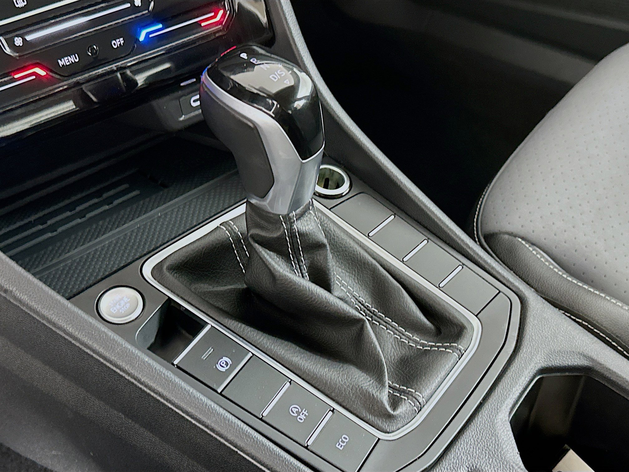Used 2025 Volkswagen Jetta SE FWD image 25
