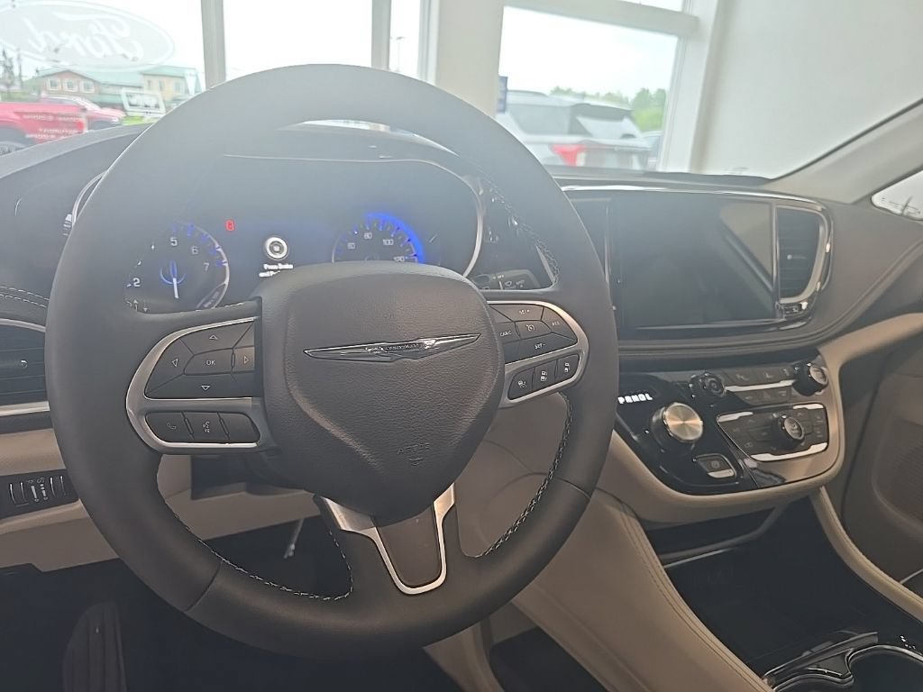 Used 2024 Chrysler Pacifica Limited FWD image 16