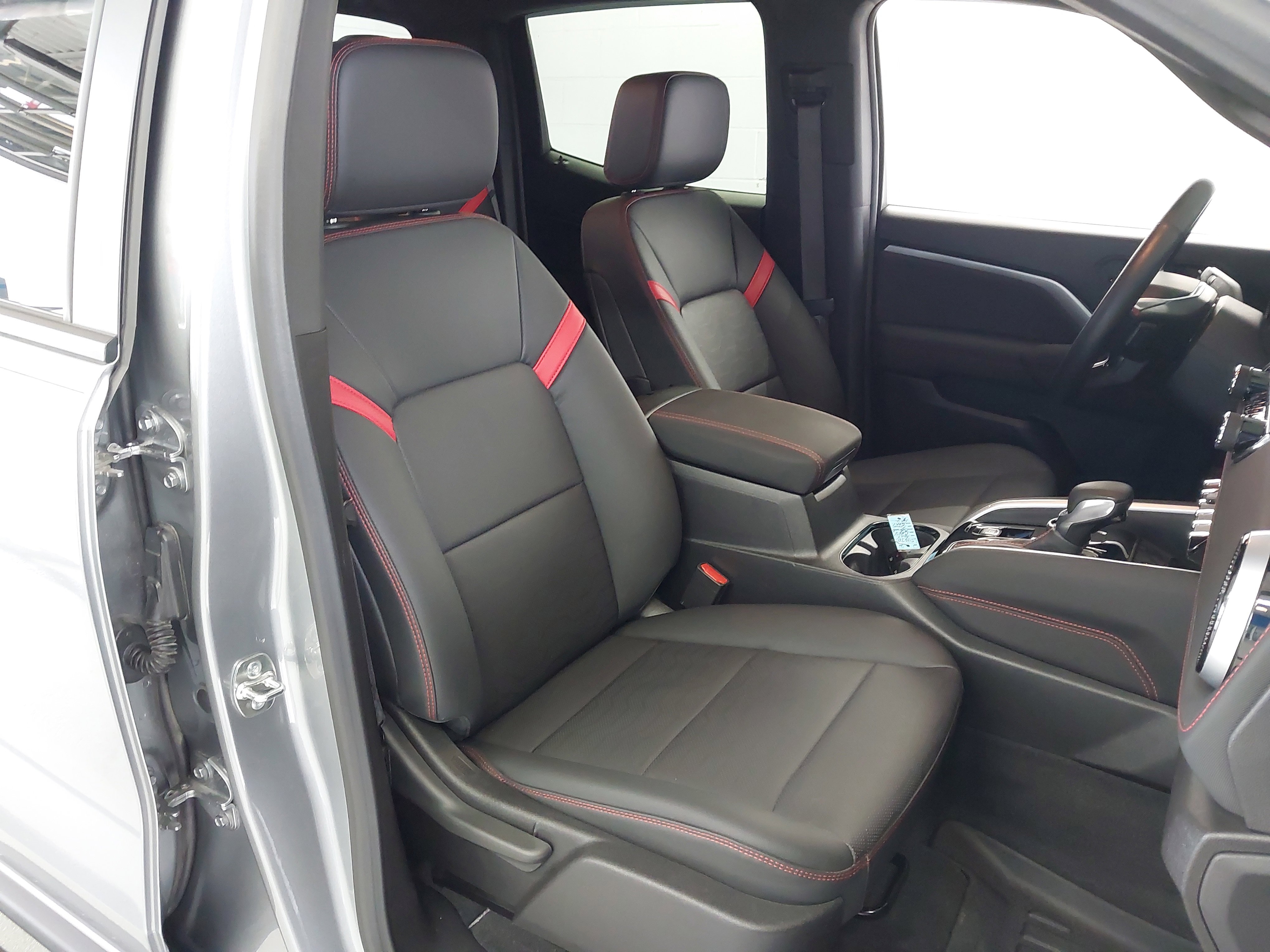 Used 2024 Chevrolet Colorado Z71 w/ Z71 Convenience Package 2 image 28