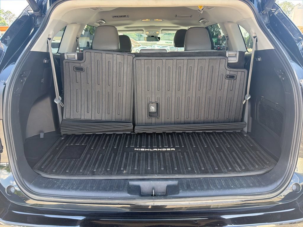 Used 2021 Toyota Highlander XLE FWD image 15