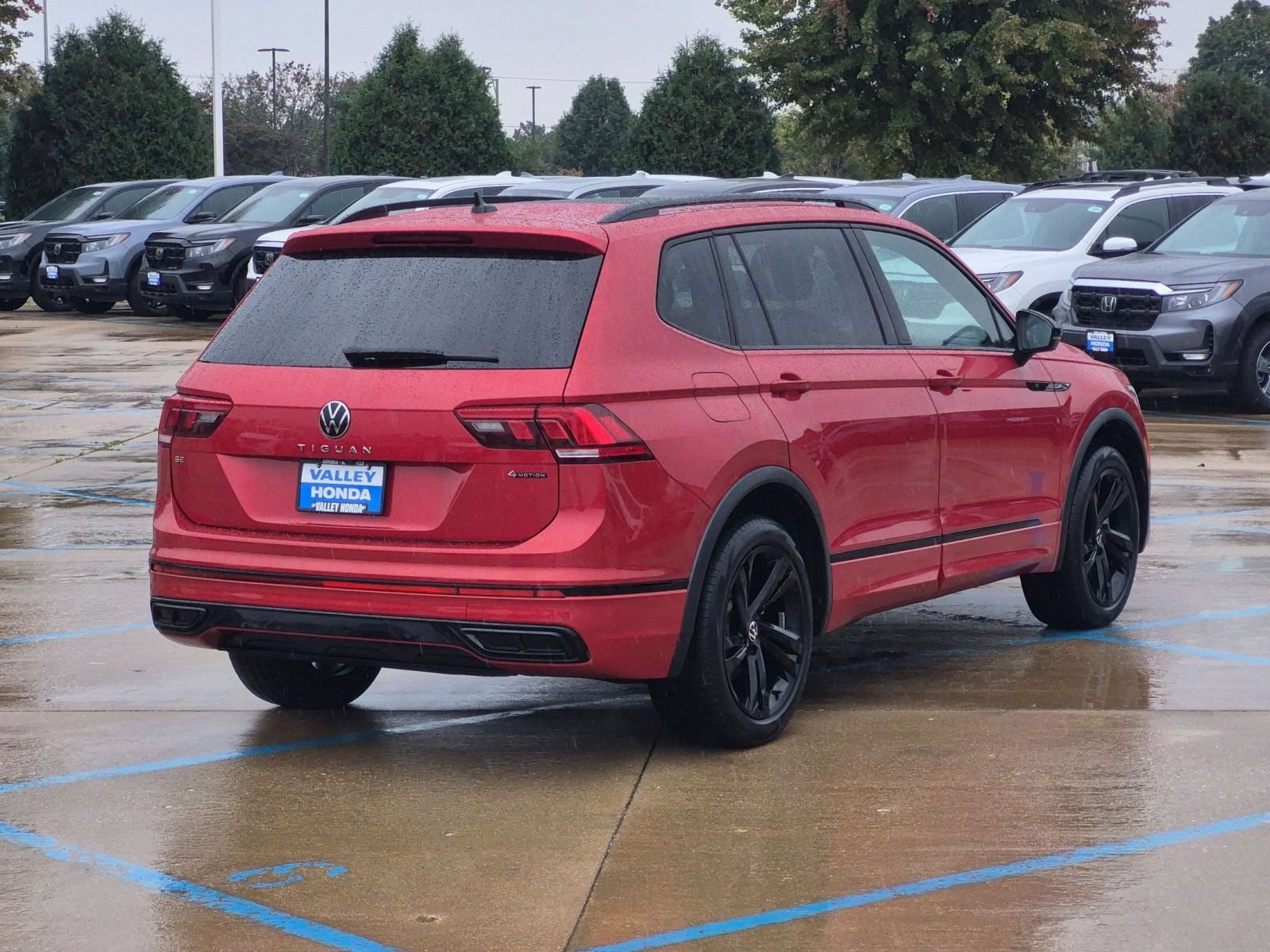 Used 2024 Volkswagen Tiguan SE R-Line w/ MDO Package, Two-Row AWD/4WD image 6