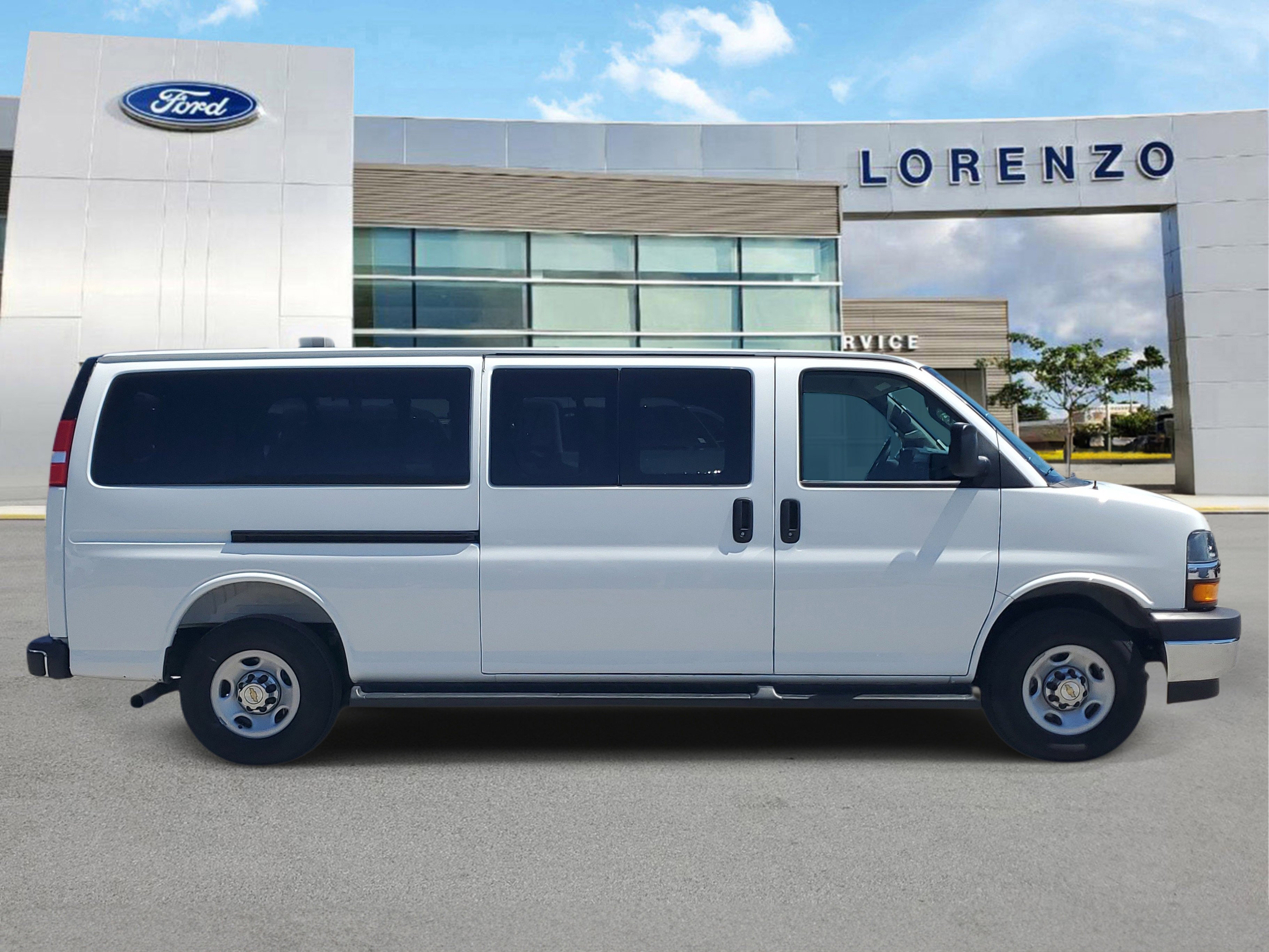 Used 2025 Chevrolet Express 3500 LT w/ LT Preferred Equipment Group RWD image 4