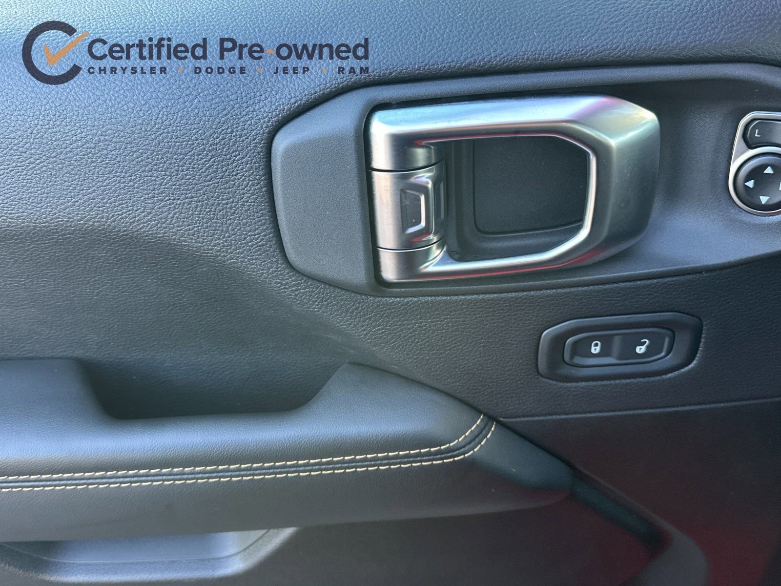 Used 2025 Jeep Wrangler Unlimited Sahara image 12