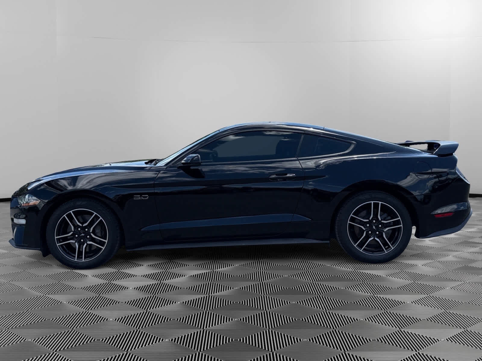 Used 2020 Ford Mustang GT RWD image 2