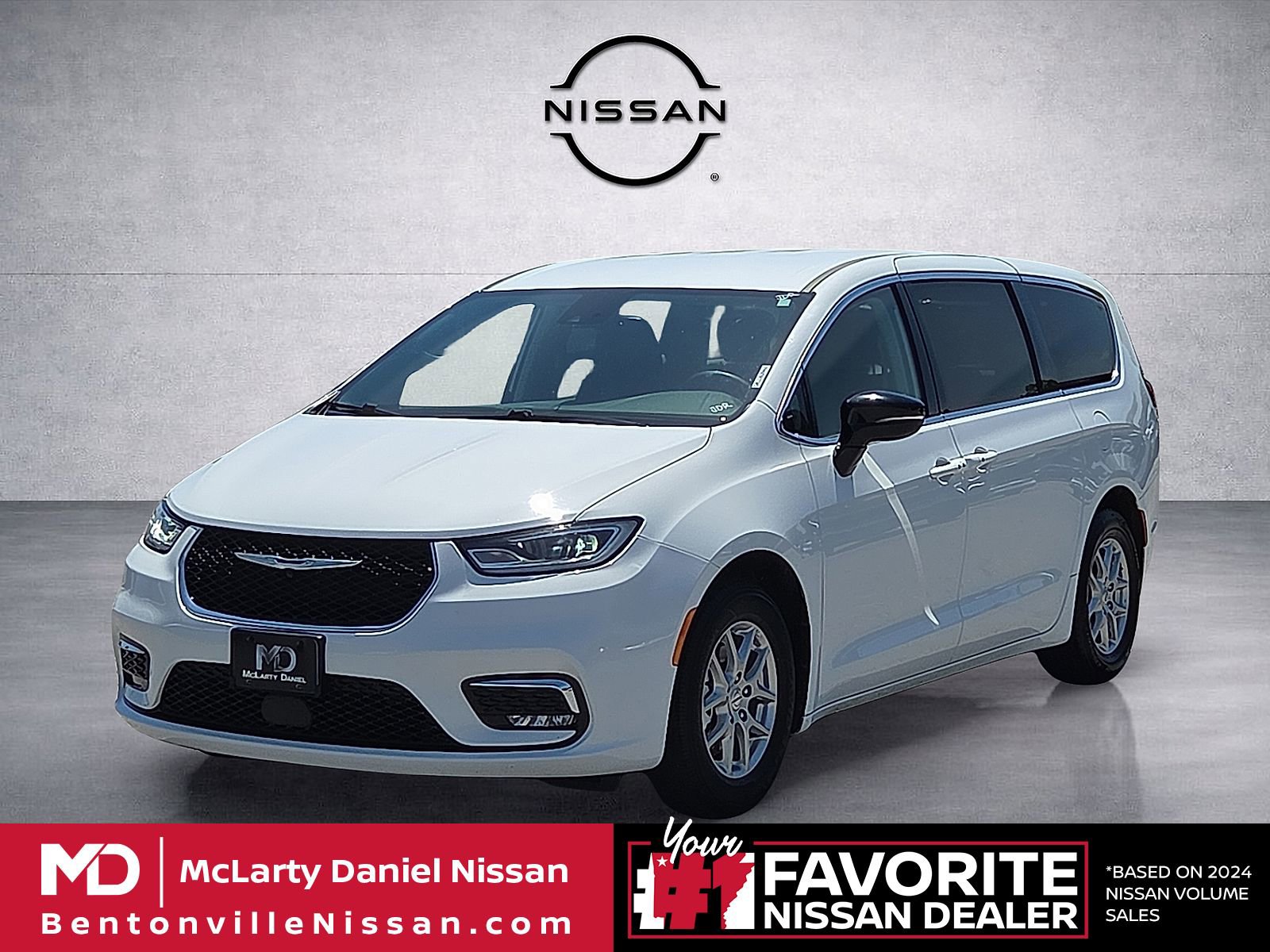 Used 2024 Chrysler Pacifica Touring-L FWD image 2