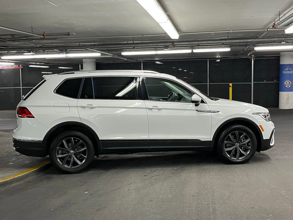 Used 2022 Volkswagen Tiguan SE w/ Panoramic Sunroof Package image 40