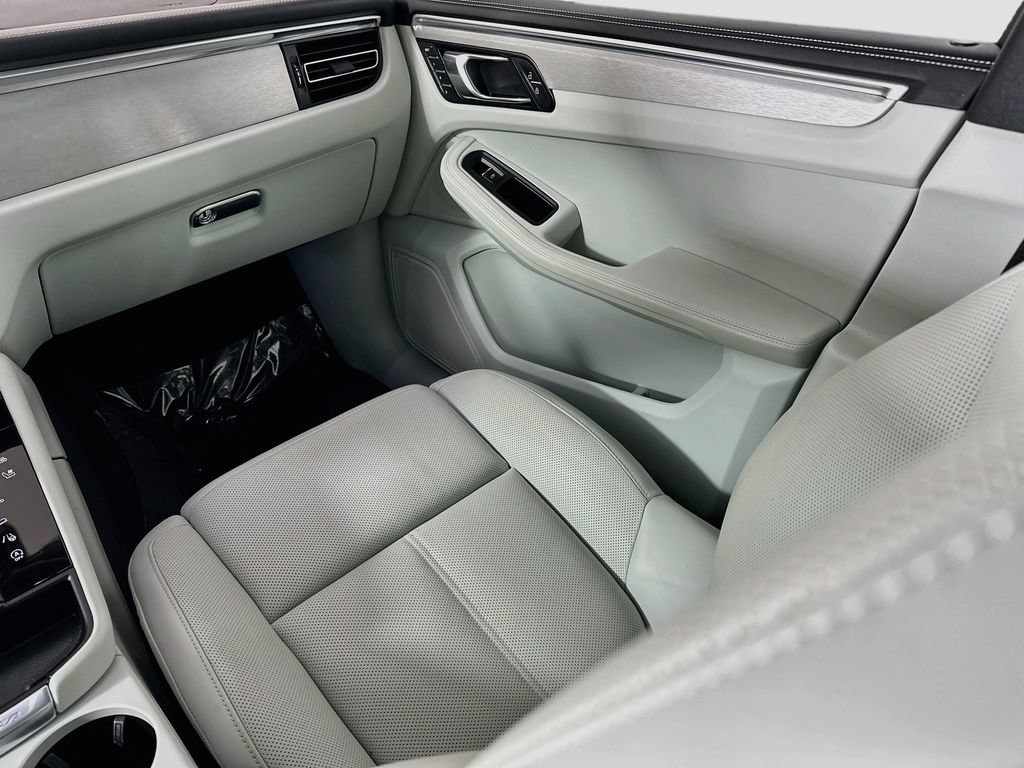 Certified 2023 Porsche Macan AWD/4WD image 26