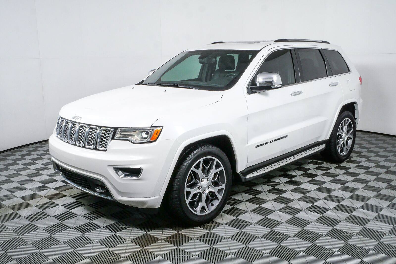 Used 2020 Jeep Grand Cherokee Overland RWD image 1