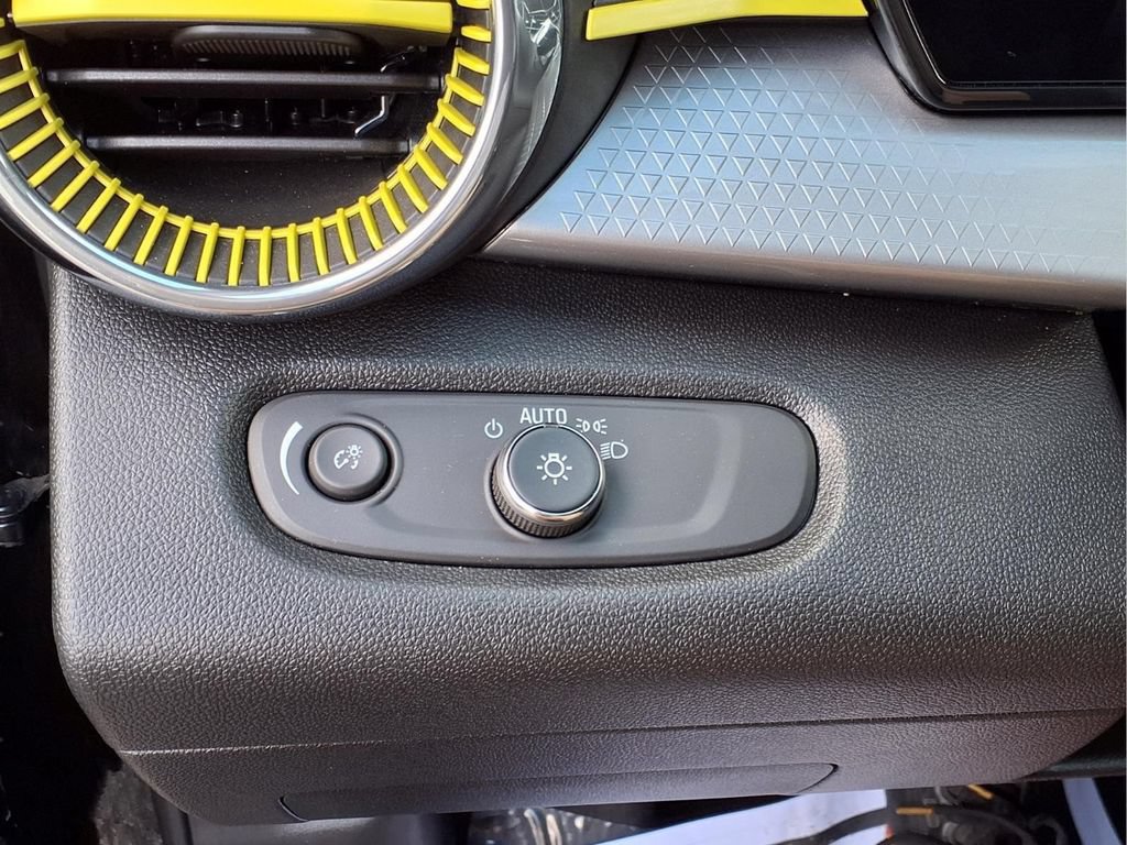 Used 2025 Chevrolet Trax LT FWD image 18
