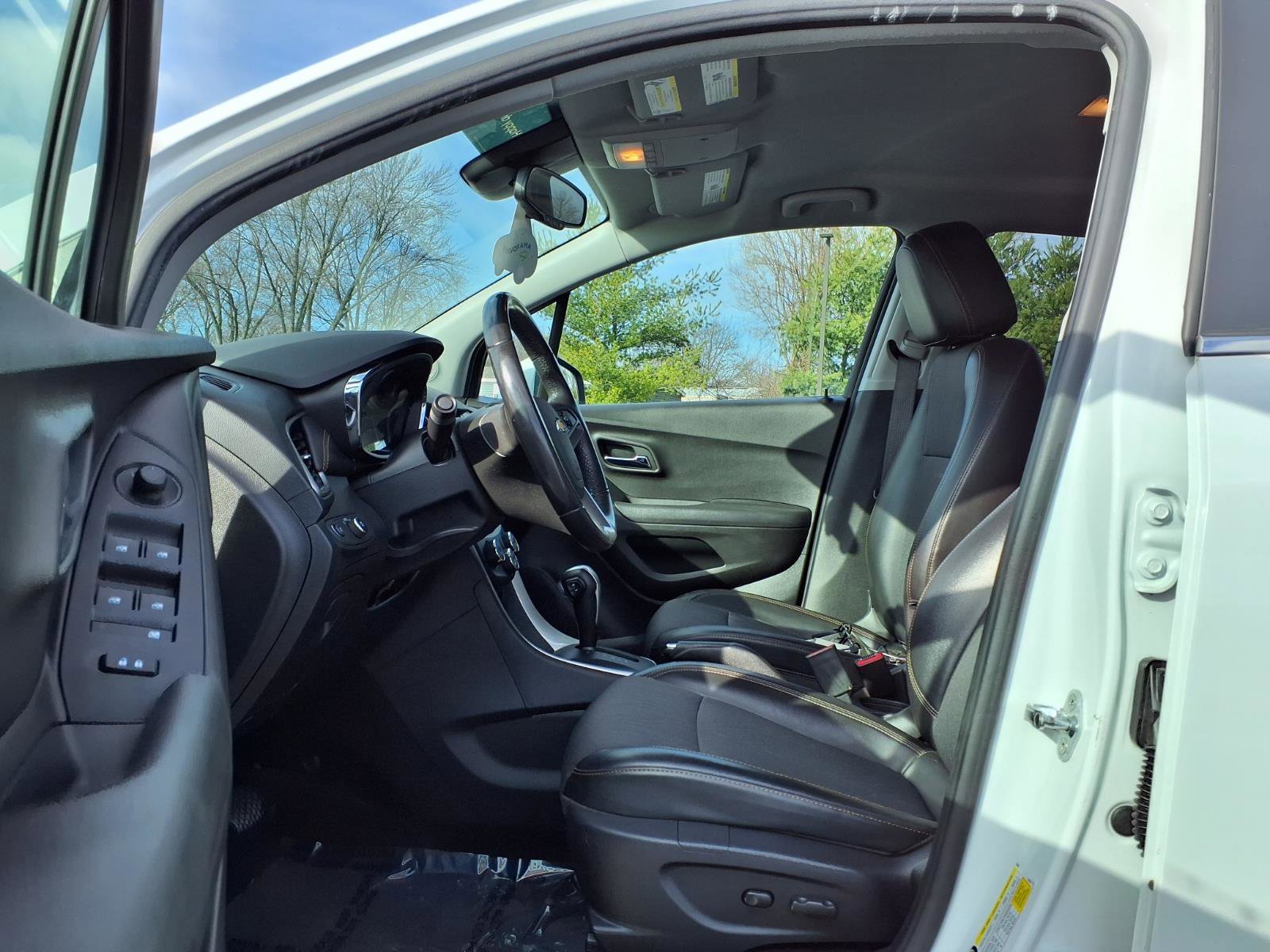 Used 2020 Chevrolet Trax LT w/ LT Convenience Package image 17