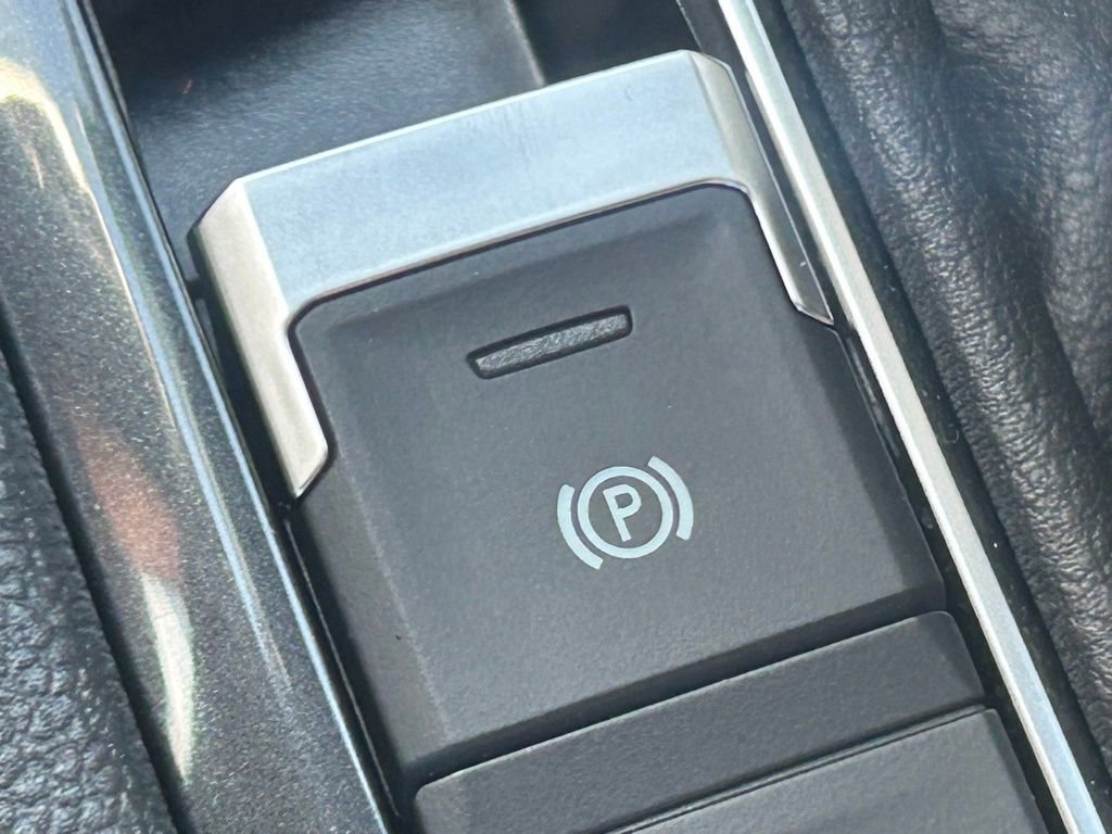 Certified 2022 Volkswagen Tiguan SE R-Line image 54