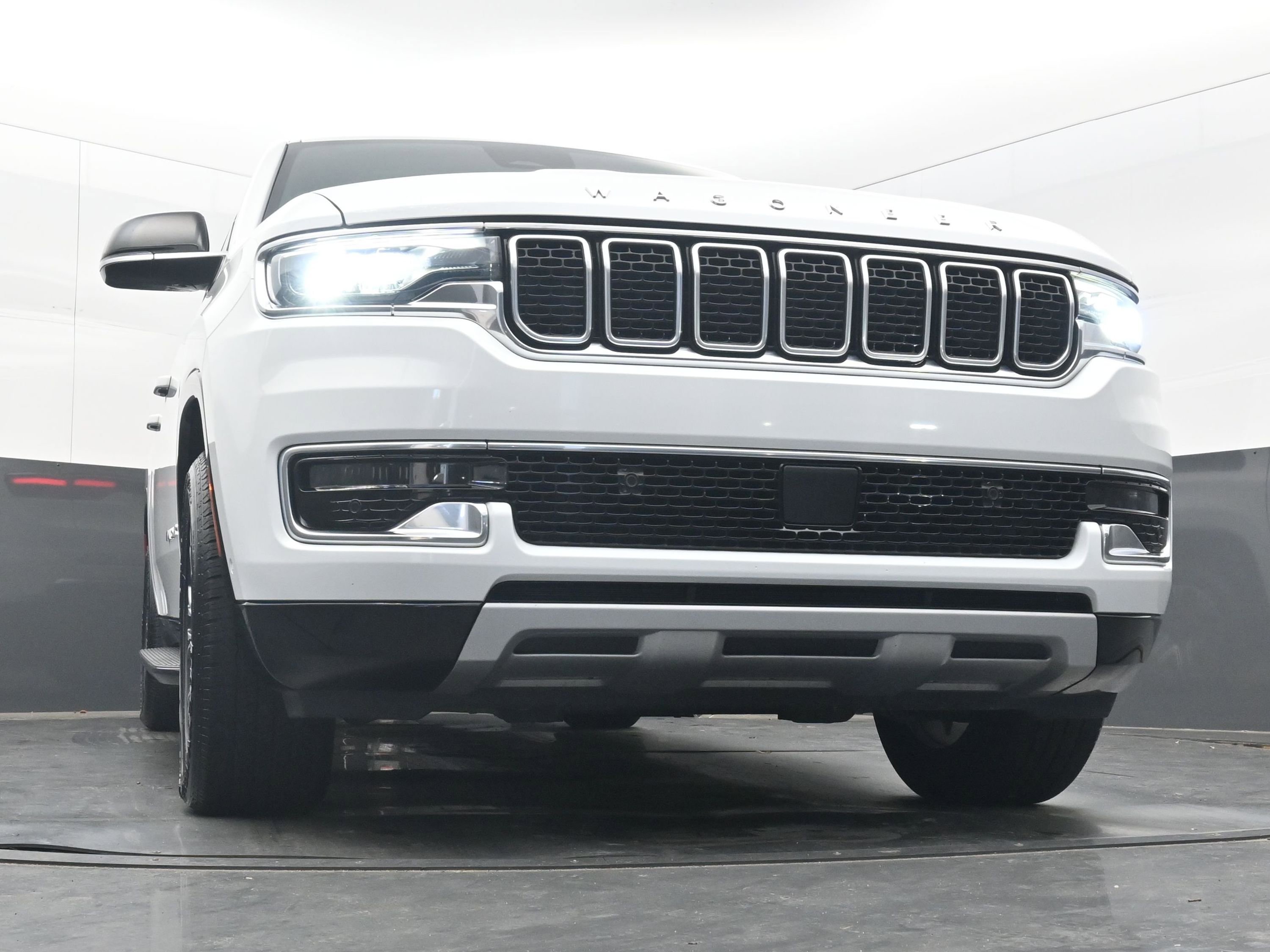 Used 2023 Jeep Wagoneer L Series II image 24