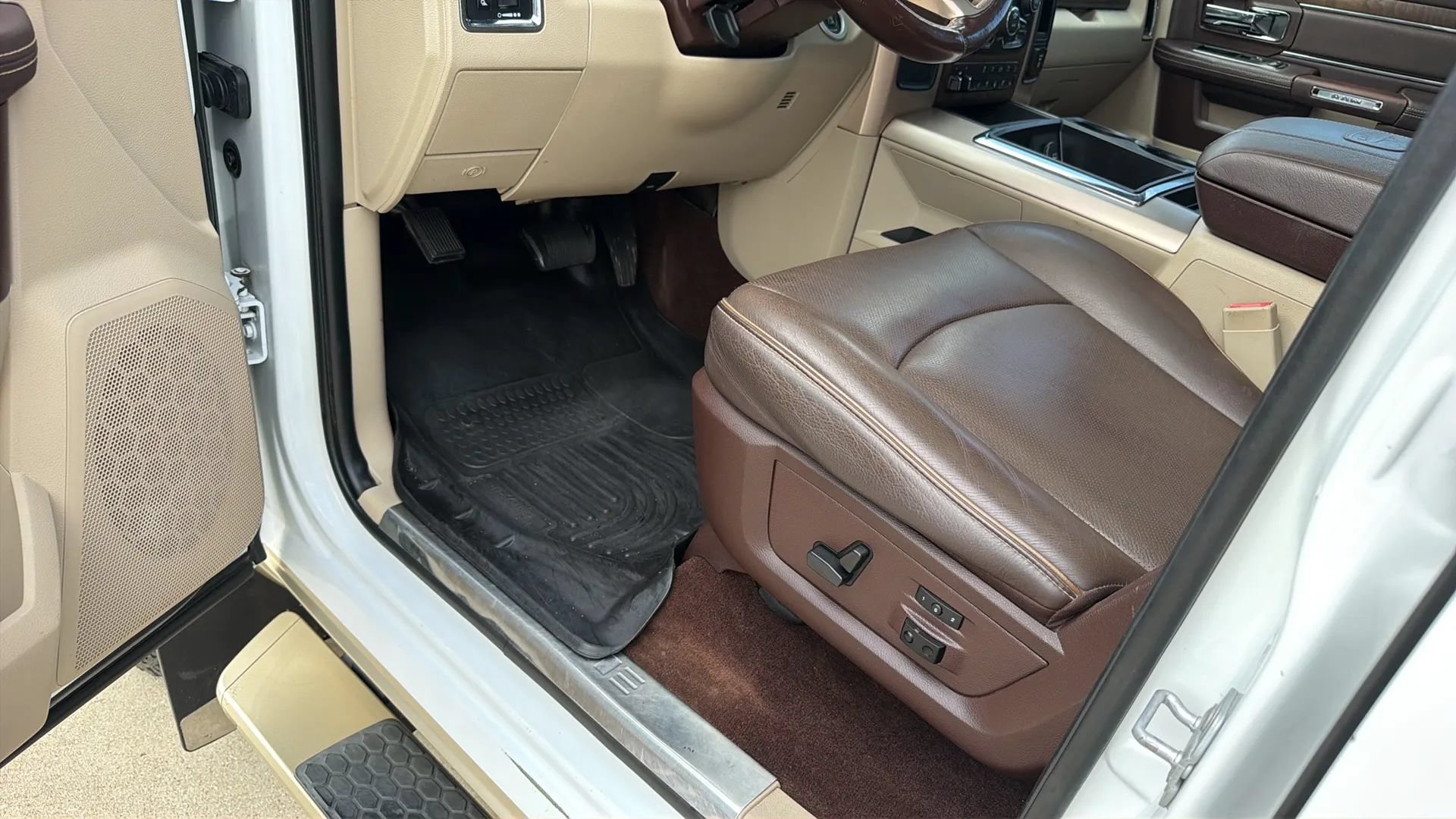 Used 2015 RAM 3500 Laramie Longhorn w/ Convenience Group AWD/4WD image 89