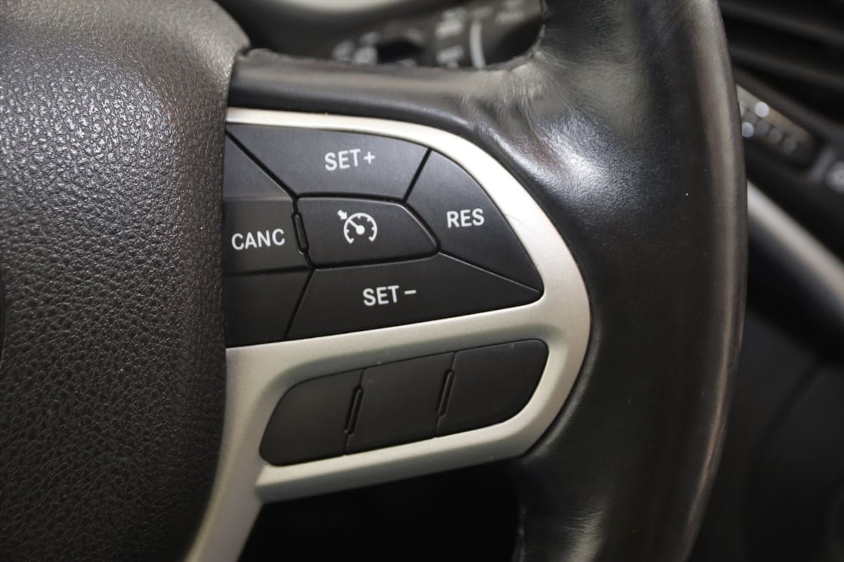 Used 2017 Jeep Cherokee Trailhawk AWD/4WD image 48