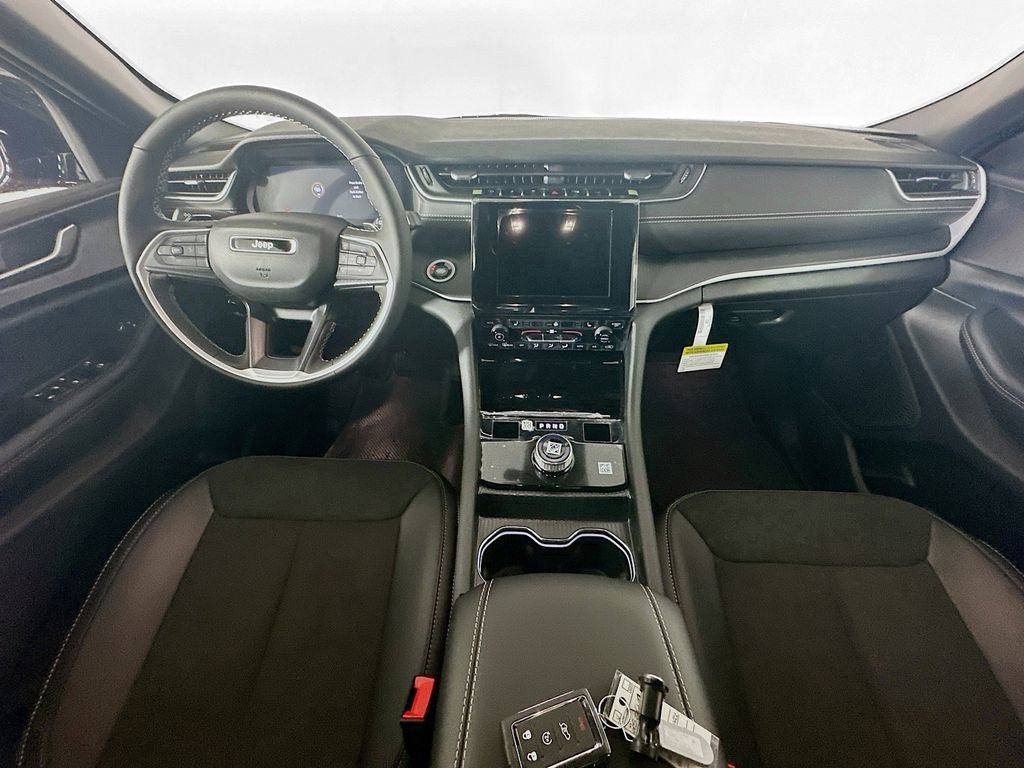 New 2025 Jeep Grand Cherokee Altitude image 9