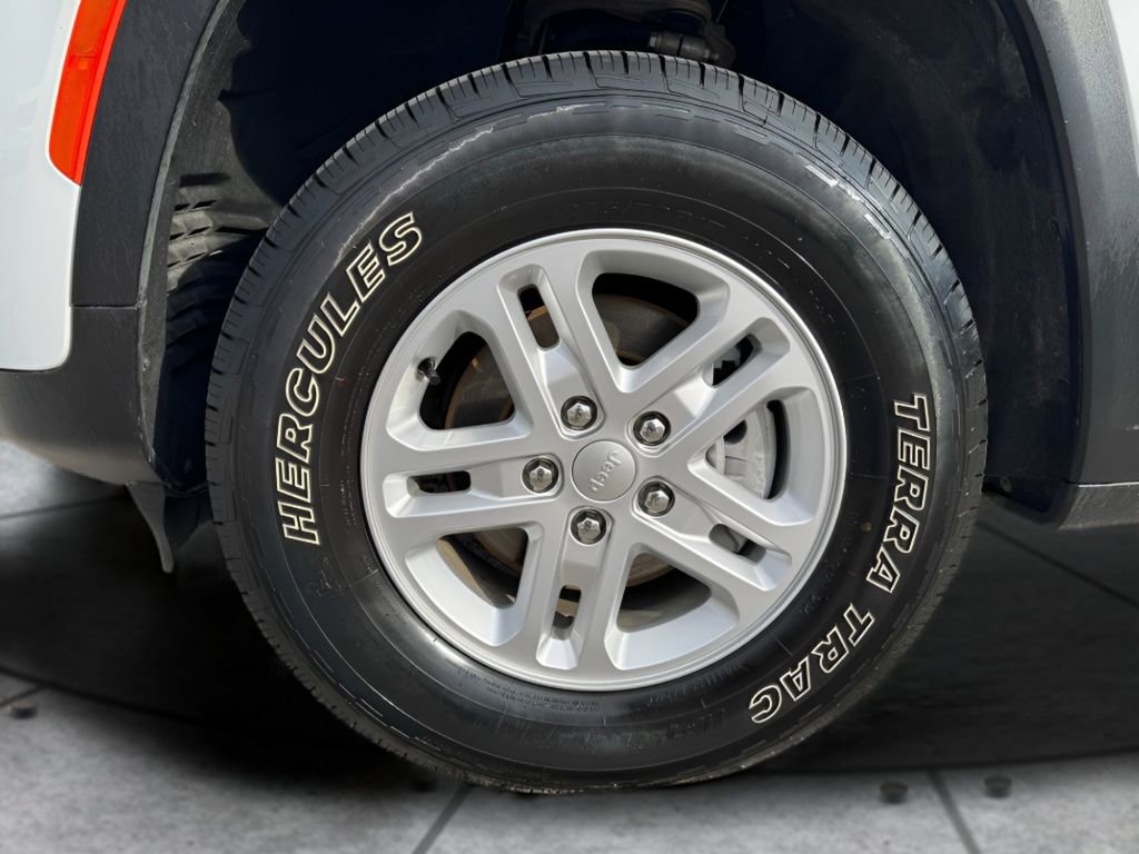 Used 2023 Jeep Grand Cherokee Laredo image 30