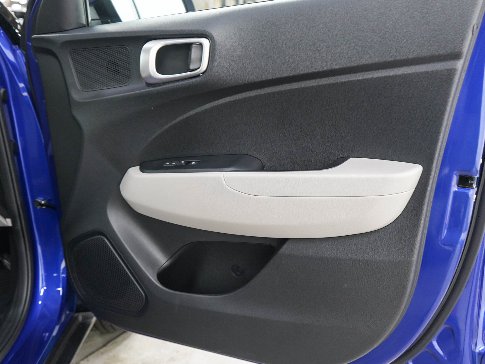 Used 2023 Hyundai Venue SEL FWD image 9