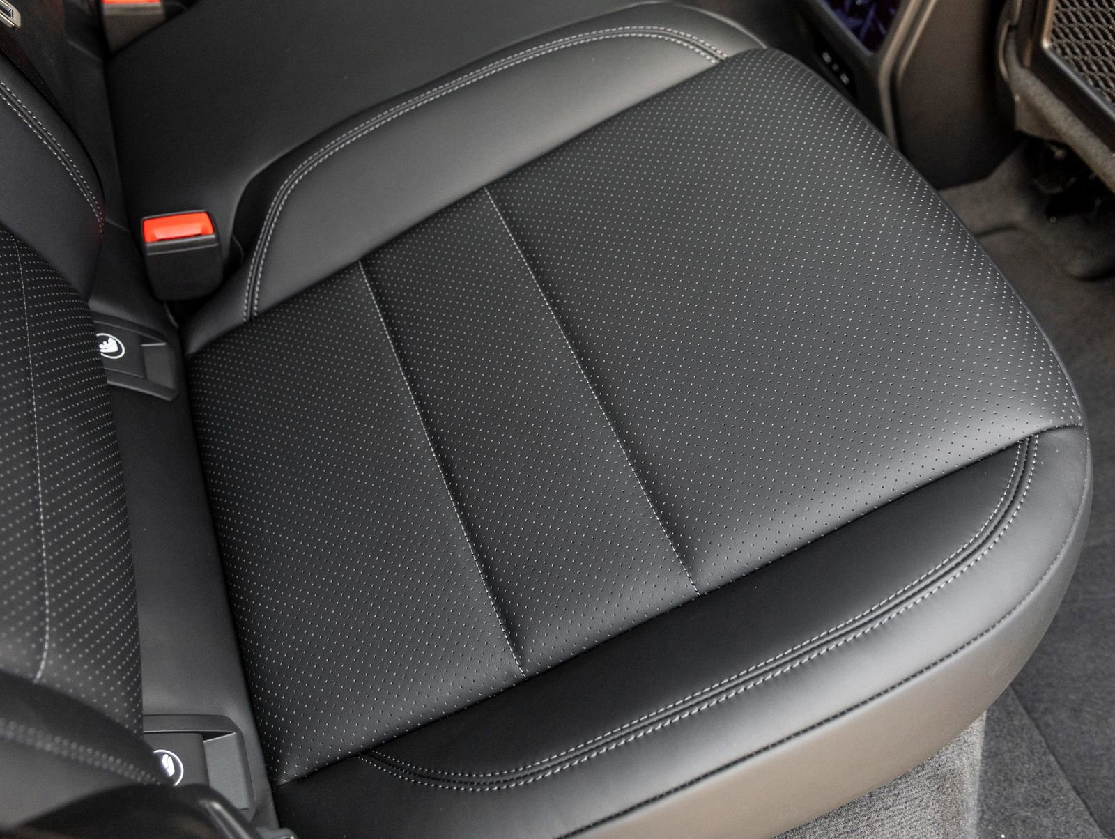 Certified 2025 Porsche Macan 4 Electric image 33