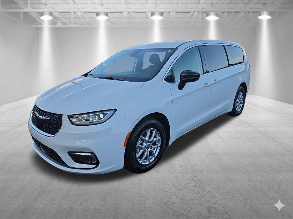 Used 2024 Chrysler Pacifica Touring-L FWD image 8