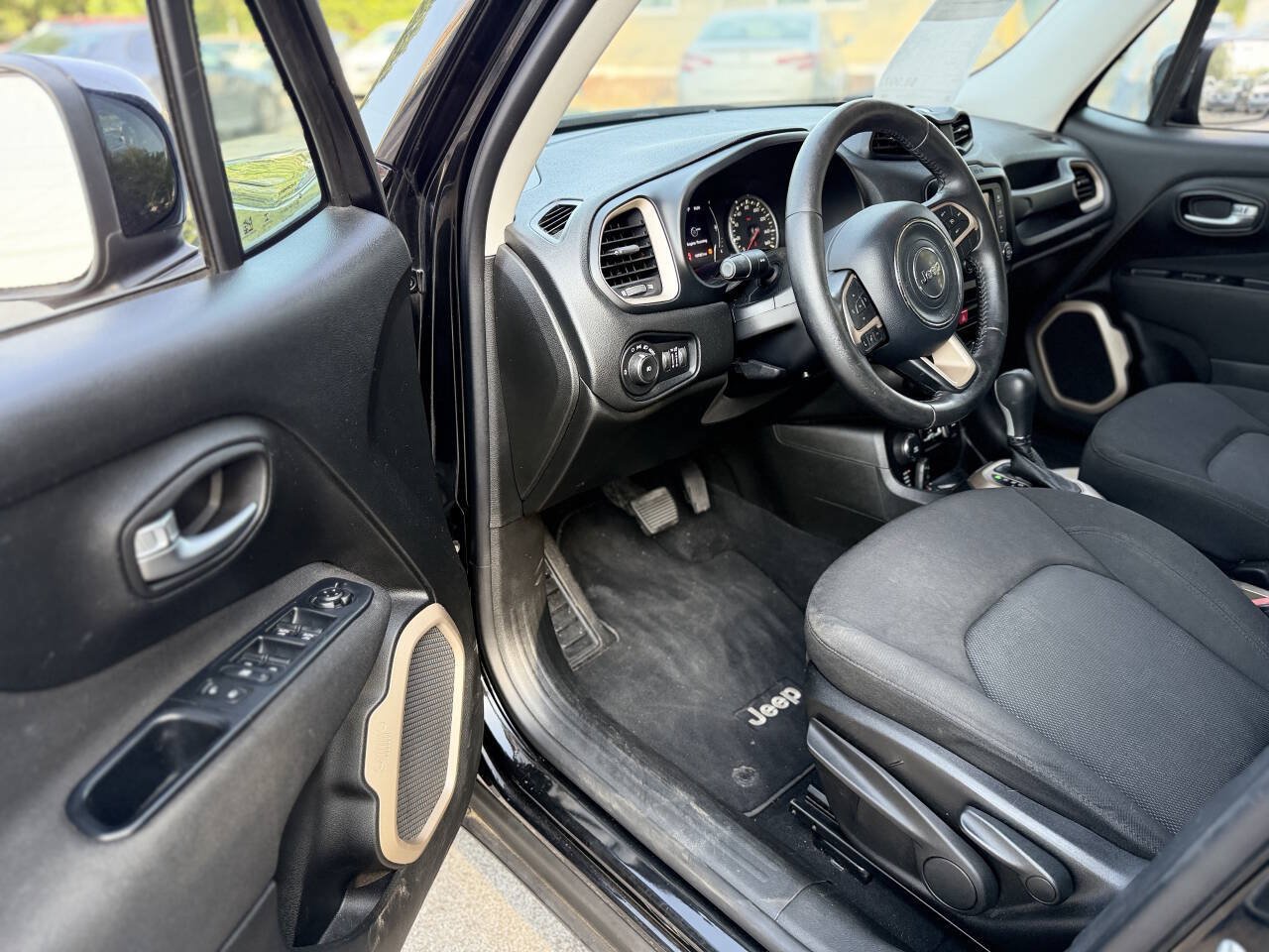 Used 2017 Jeep Renegade Latitude AWD/4WD image 7