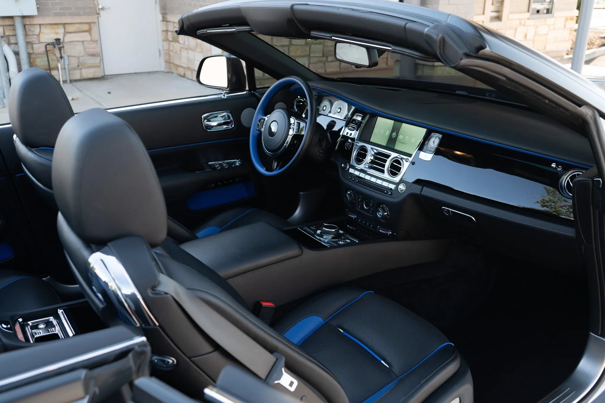 Used 2017 Rolls-Royce Dawn RWD image 21