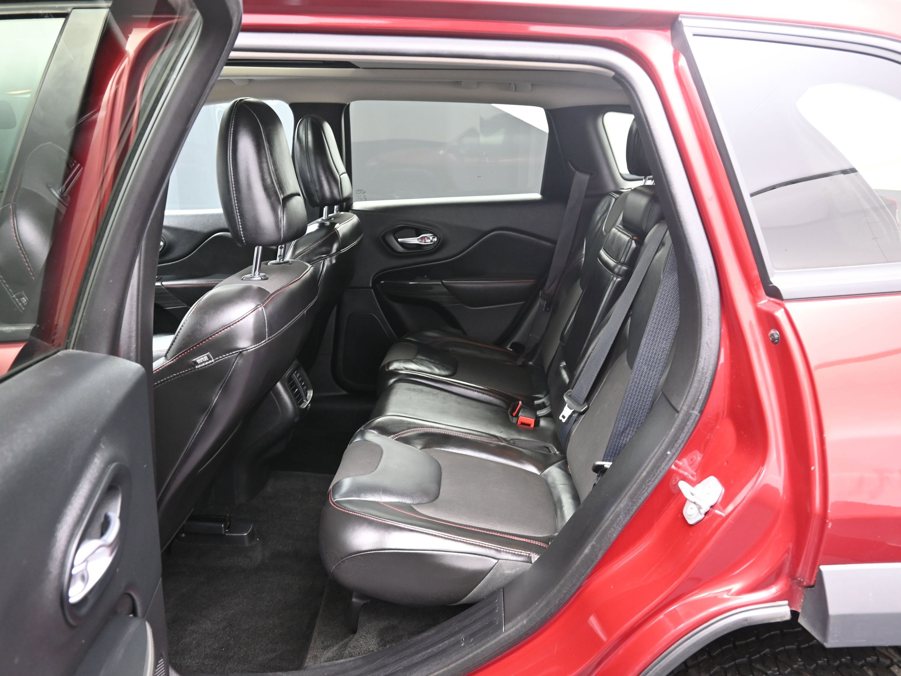 Used 2015 Jeep Cherokee Trailhawk w/ Comfort/Convenience Group image 17